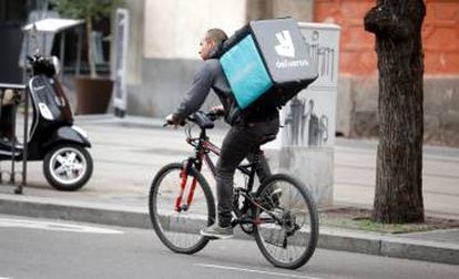 Un repartidor de Deliveroo circula por Madrid.