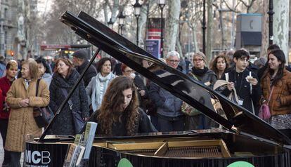 Una de las pianistas que tocaron en el paseo de Gràcia de Barcelona ayer.