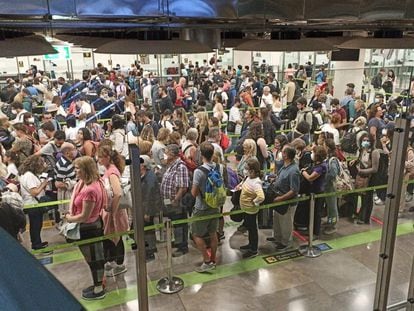 La cola de control de pasaportes del aeropuerto madrileño de Barajas, este martes.
