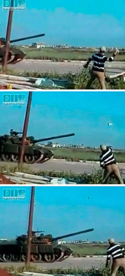 Un vídeo grabado en Daraa retrata a un hombre que lanza una piedra contra un tanque.