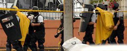 Policías costarricenses, tras un intento de secuestro en una Embajada, el pasado mes de mayo.
