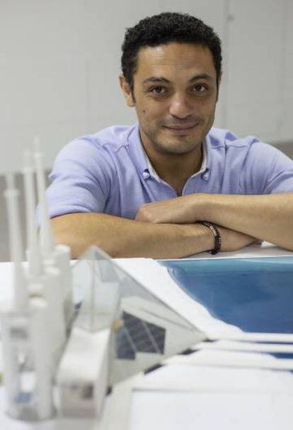 Mohamed Ali, junto a la maqueta de su proyecto.