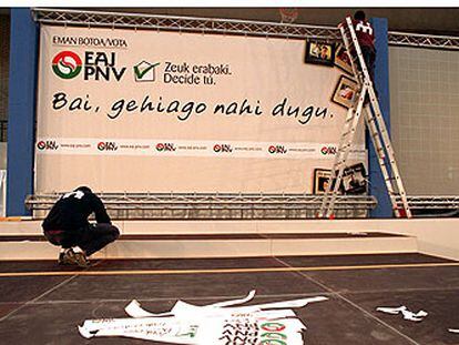 Un grupo de operarios concluía ayer en Vitoria el montaje del escenario para el primer mitin de campaña del PNV.