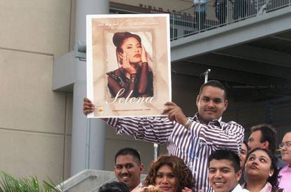 Admiradores de Selana se reúnen en 2005 con carteles de su ídolo para celebrar el concierto tributo 'Selena Vive', que reunió en abril de ese año a varios artistas latinos para homenajear a la cantante fallecida.