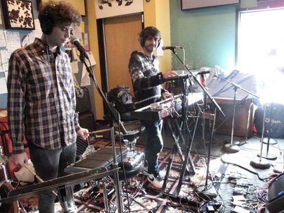 El Guincho durante una actuaci&oacute;n en directo en los estudios de la emisora independiente WFMU en Nueva Jersey (Estados Unidos). 