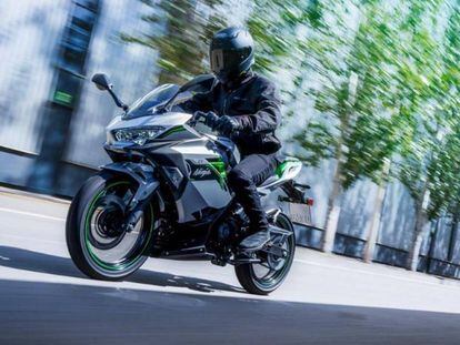 Kawasaki presenta nuevas motos eléctricas de gran diseño para el uso urbano