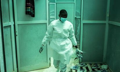 Un sanitario dentro de un área de descontaminación en un centro de tratamiento de coronavirus que atiende a pacientes positivos que muestran pocos o ningún síntoma en Dakar.