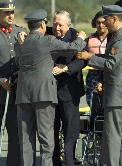 Pinochet regresa a Chile en 2000, tras una detención en Londres de 503 días, en tanto se resolvía la extradición a España.
