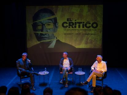 Borja Hermoso, izquierda, Carlos Boyero, y el director de cine Juan Zavala, derecha, hablan durante el debate sobre el documental 'El crítico', en el Teatro Luchana de Madrid.