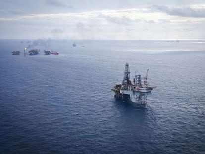 Plataformas petroleras en el yacimiento Ku Maloob Zaap, en el Golfo de México.