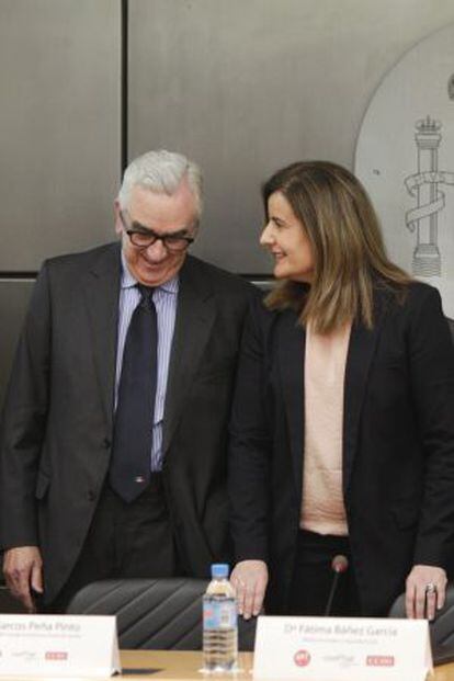 El presidente del CES, Marcos Peña (izquierda) y la ministra de Empleo, Fátima Báñez.