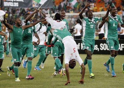 Los jugadores de Nigeria celebran la victoria.