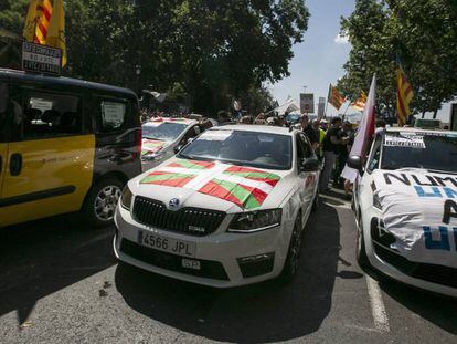 Miles de taxistas procedentes de toda España se manifiestan en Madrid contra la competencia de plataformas como Uber y Cabify.