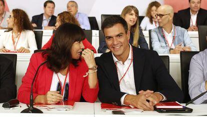 Pedro S&aacute;nchez con Micaela Navarro, en el Comit&eacute; Federal del PSOE del s&aacute;bado. 