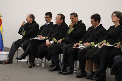 Eduardo Cifuentes, a la izquierda, junto a otros magistrados de la Jurisdicción Especial para la Paz