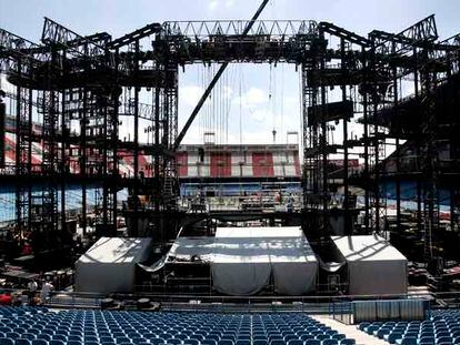 Montaje de la gigantesca estructura en el estadio Vicente Calderón en la que los Rolling Stones actuarán esta noche.