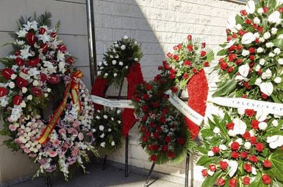 Coronas de flores en el funeral por Rita Barberá