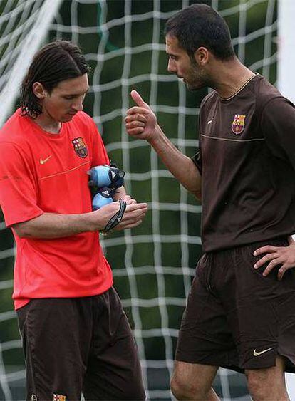 Guardiola discute con Messi durante el entrenamiento de hoy.