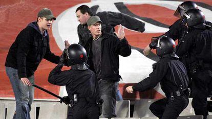 Disturbios en las gradas del Estadio Olímpico de Barcelona durante un Espanyol-Schalke.