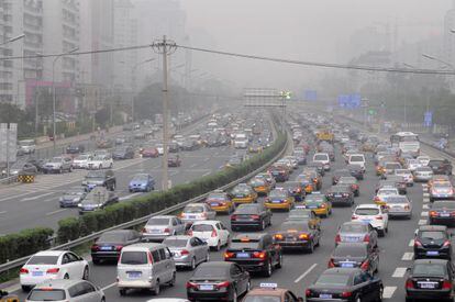 Coches atascados bajo una bruma de contaminación en Pekín.