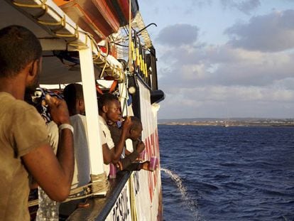 Los migrantes a bordo del 'Open Arms' otean la isla italiana de Lampedusa.