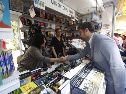 El ministro de Cultura y Deportes, Màxim Huerta, saluda esta mañana a la escritora Almudena Grandes, durante su visita a la Feria del Libro de Madrid.