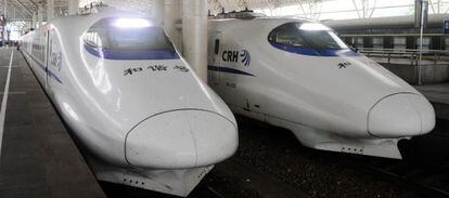 Dos trenes de alta velocidad en la estaci&oacute;n de Nanjing.