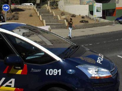 Imagen de archivo de un coche de policía. RAFA AVERO