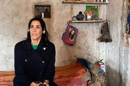 The actress Gianella Neyra, inside the replica of the house they built for the Vick Vaporub advertising campaign in a shopping center in Lima.