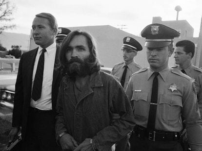 Charles Manson es escoltado al juzgado en 1969.