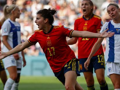 La delantera española Lucía García celebra tras marcar el 3-1 durante el encuentro.