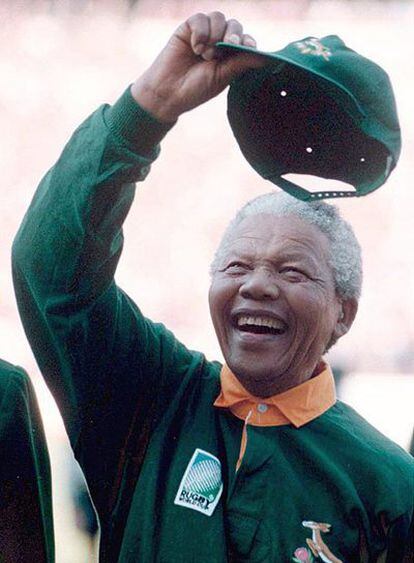 Nelson Mandela celebra una victoria del equipo de rugby de Suráfrica cuando era presidente de este país.