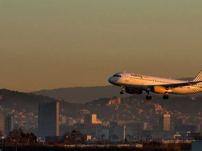 Un avión de Vueling durante la operación de aterrizaje en el aeropuerto de Barcelona-El Prat