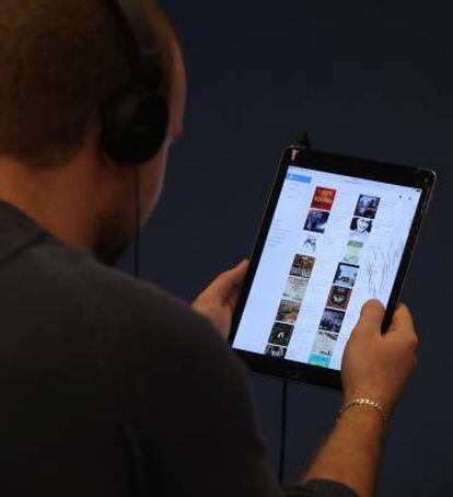 Un usuario busca audiolibros en su tableta.