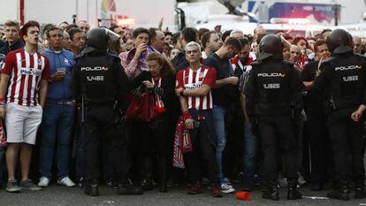 Policías frente a aficionados del Atlético de Madrid, este miércoles en el Vicente Calderón.