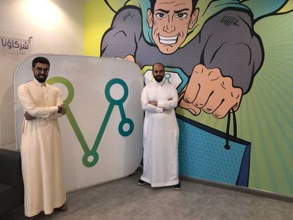 Los fundadores de Mrsool, Naif AlSamri (a la izquierda) y Ayman Alsanad, en sus oficinas.