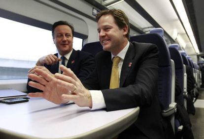 David Cameron (izquierda), junto al viceprimer ministro Nick Clegg.