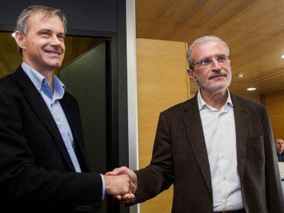 Vicent Mart&iacute;nez y Esteban Morcillo se dan la mano en la presentaci&oacute;n de sus candidaturas al rectorado de la Universitat de Val&egrave;ncia.