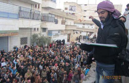 Cientos de sirios protestan contra Bachar el Asad en Marat al Muman.