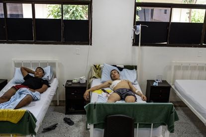 Soldados heridos en el cuarto de hospital de la base militar de Saravena.