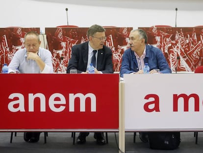 El president de la Generalitat, Ximo Puig, en el centro, con los líderes de UGT.