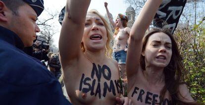 Activistas de Femen se manifiestan cerca de la embajada tunecina en París.