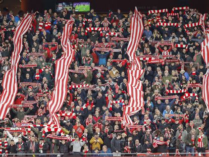 Aficionados del Athletic Club en el estadio de San Mamés, en Bilbao.