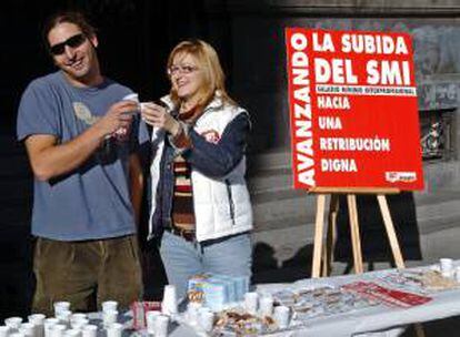 Miembros de UGT-Aragón celebran el aumento del Salario Mínimo Interprofesional (SMI) con un reparto de turrones y cava entre los viandantes en la Plaza de España de Zaragoza. EFE/Archivo