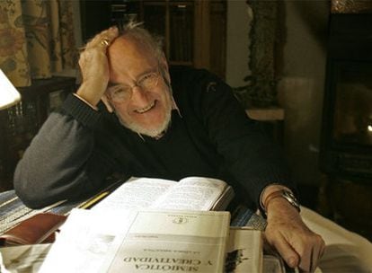 Álvaro Pombo (Santander, 1939), autor de <i>Virginia o el interior del mundo</i> y de <i>Los enunciados protocolarios, </i>en su casa de Madrid.
Foto: Ricardo Gutiérrez
