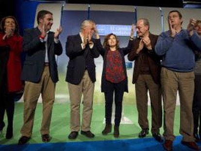 Soraya Sáenz de Santamaría, en la clausura en Málaga de la convención del PP andaluz. A su derecha. Javier Arenas.