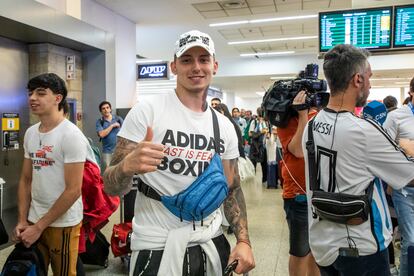 Luciano Franco en el aeropuerto de Ezeiza, en Buenos Aires, antes de abordar un vuelo que lo lleve a Qatar. 