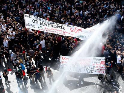 Miles de personas se manifiestan frente al Tribunal de Apelaciones de Atenas ante el veredicto de Aurora Dorada