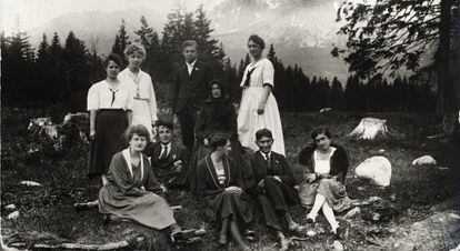 Franz Kafka, sentado abajo a la derecha con invitados.