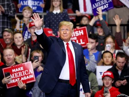 Donald Trump llega a un mitin de campaña en Indiana, en 2018.
